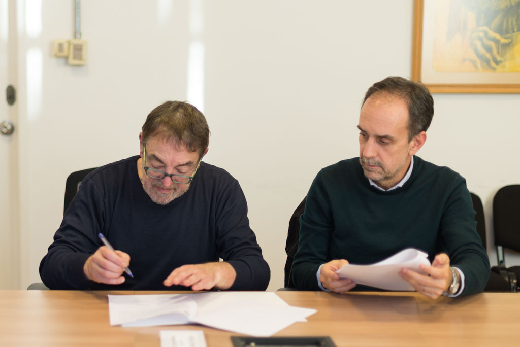 Prof. Daniel Belinche (Facultad de Artes, FDA UNLP) y el Prof. Fernando Miranda (Facultad de Artes, Udelar) en la firma del convenio.