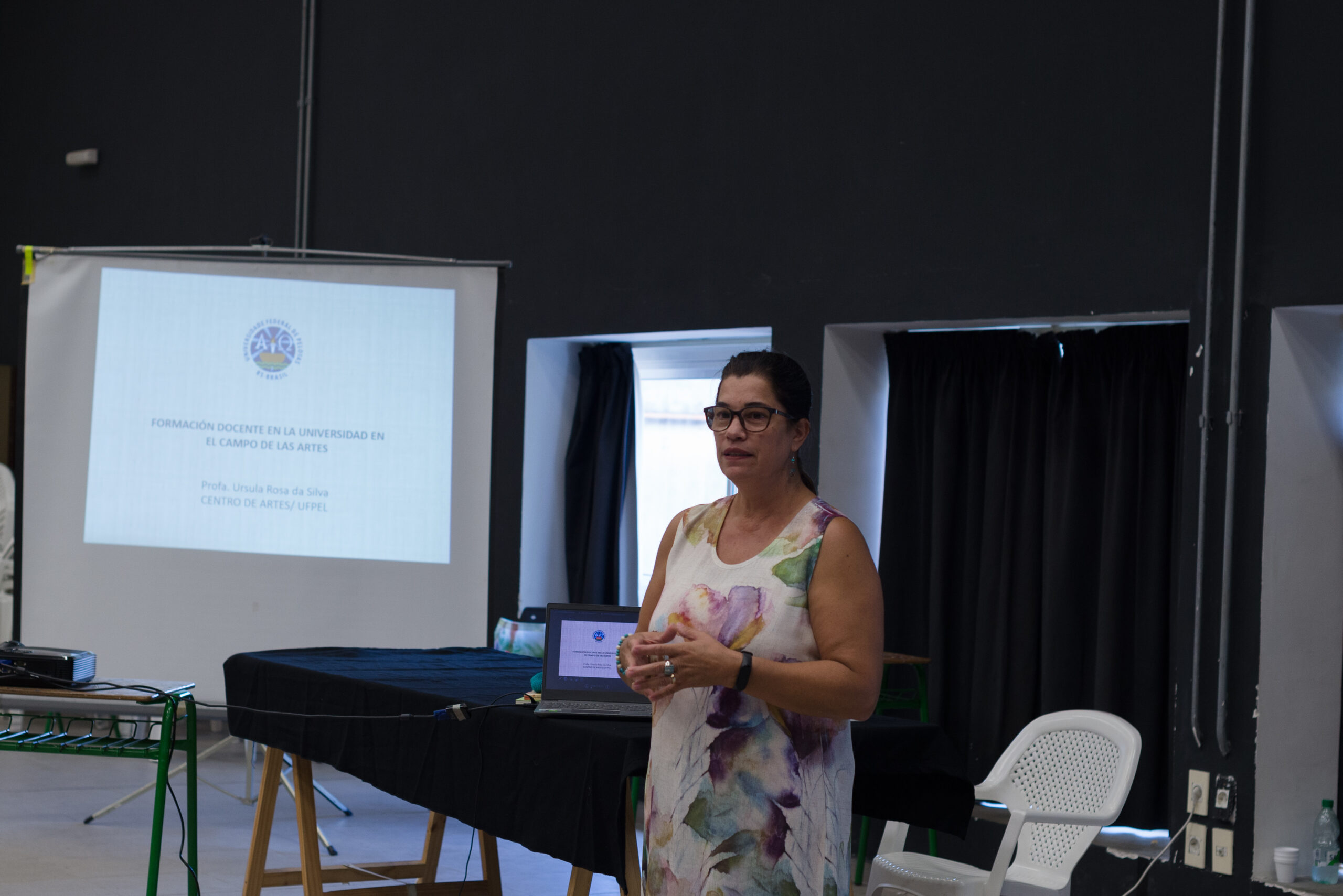 Conferencia de Úrsula Silva sobre la docencia universitaria de las artes y su carácter liberador