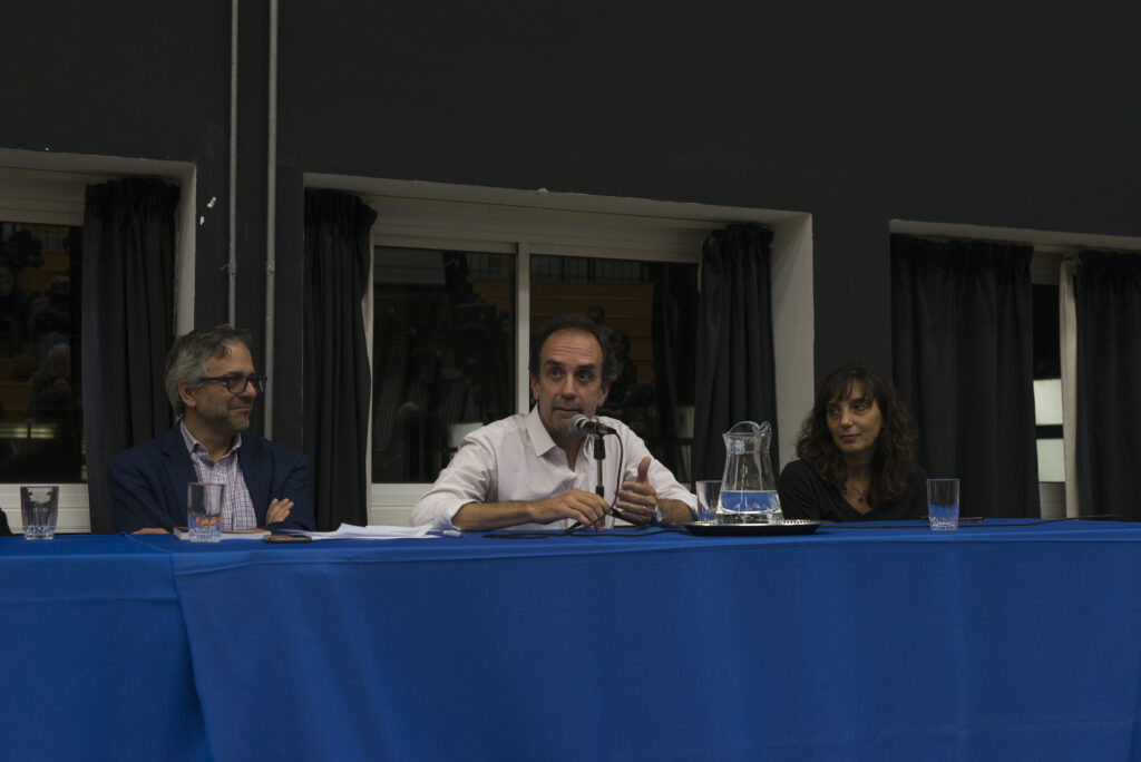 Fernando Miranda haciendo uso de la palabra, junto al rector Rodrigo Arim y la docente Gabriela Giusti.