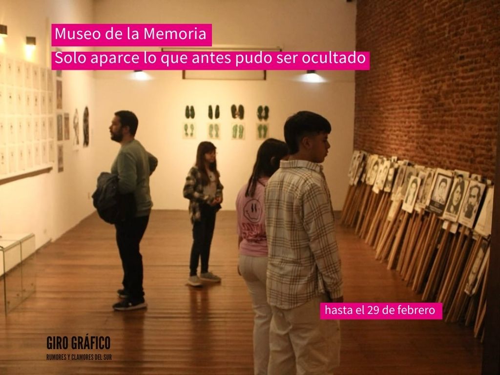 Fotografía interior tomada en el Museo de la Memoria. En ella se puede ver una sala de la muestra Giro Gráfico con varias personas observando la muestra. 
Sobre la fotografía hay texto blanco resaltado con color magenta de fondo en el que dice: Museo de la Memoria. Solo aparece lo que antes pudo ser ocultado. Hasta el 29 de febrero.