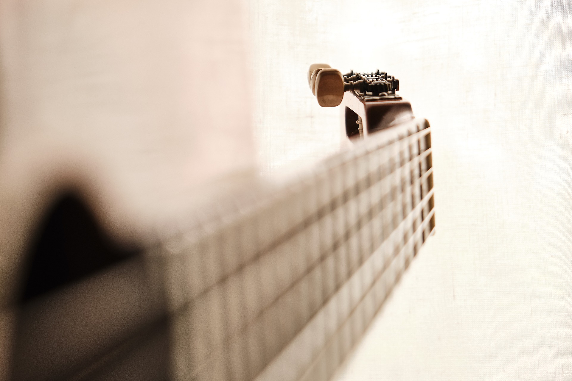 Fotografía de guitarra donde se ve en perspectiva el brazo con sus cuerdas.