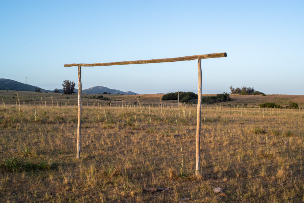 Cancha de fútbol tipo campito donde se ve un arco formado por tres simples palos. Fotografía de Chris Boyd Taylor