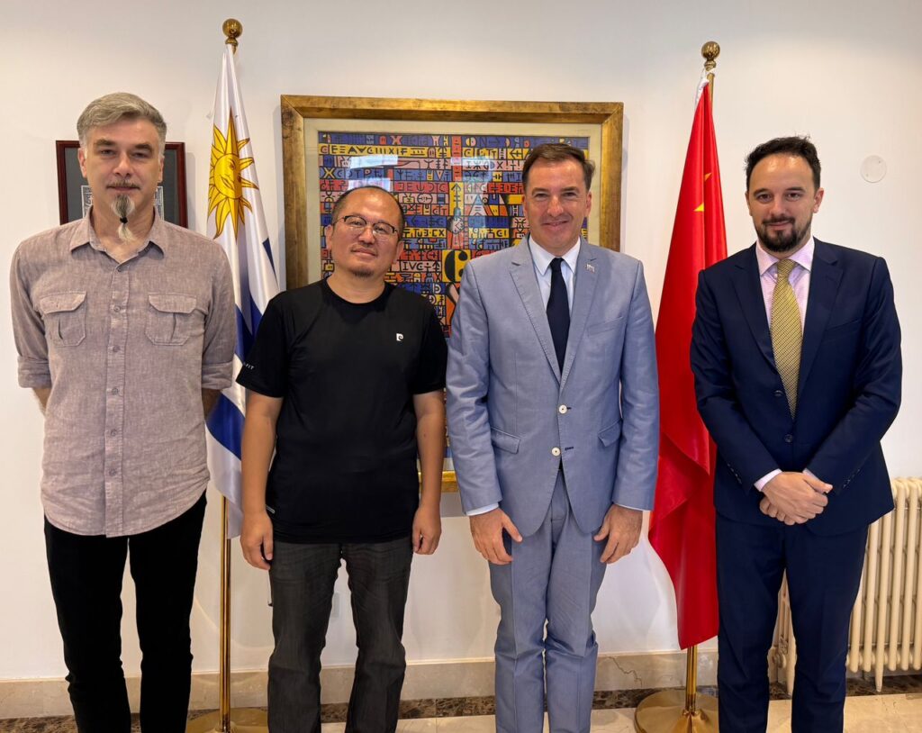 Fotografía de izquierda a derecha: Jacopo Della Ragione; LIU Ruowang; Fernando Lugris (Embajador de Uruguay en la República Popular China); Sebastián Bandera (Cónsul de Uruguay en Beijing).