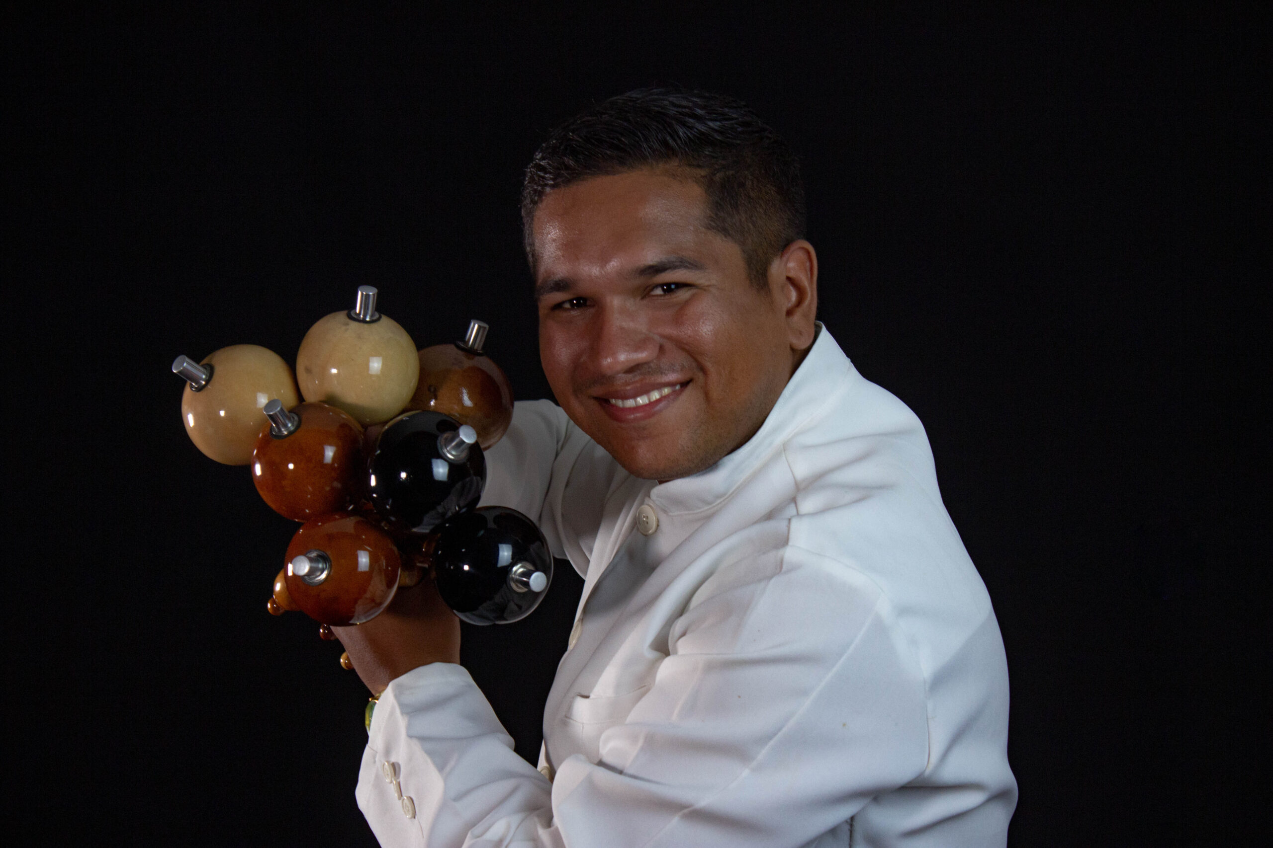 Fotografía donde se ve al Prof. Alirio Torrealba con maracas venezolanas