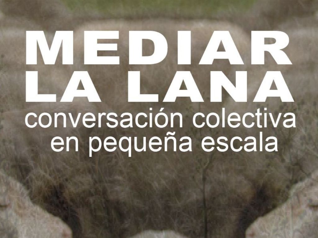 Afiche de difusión donde se ve la fotografía de unas ovejas y texto sobreimpreso en blanco que dicen: "Mediar la lana. conversación colectiva en pequeña escala.