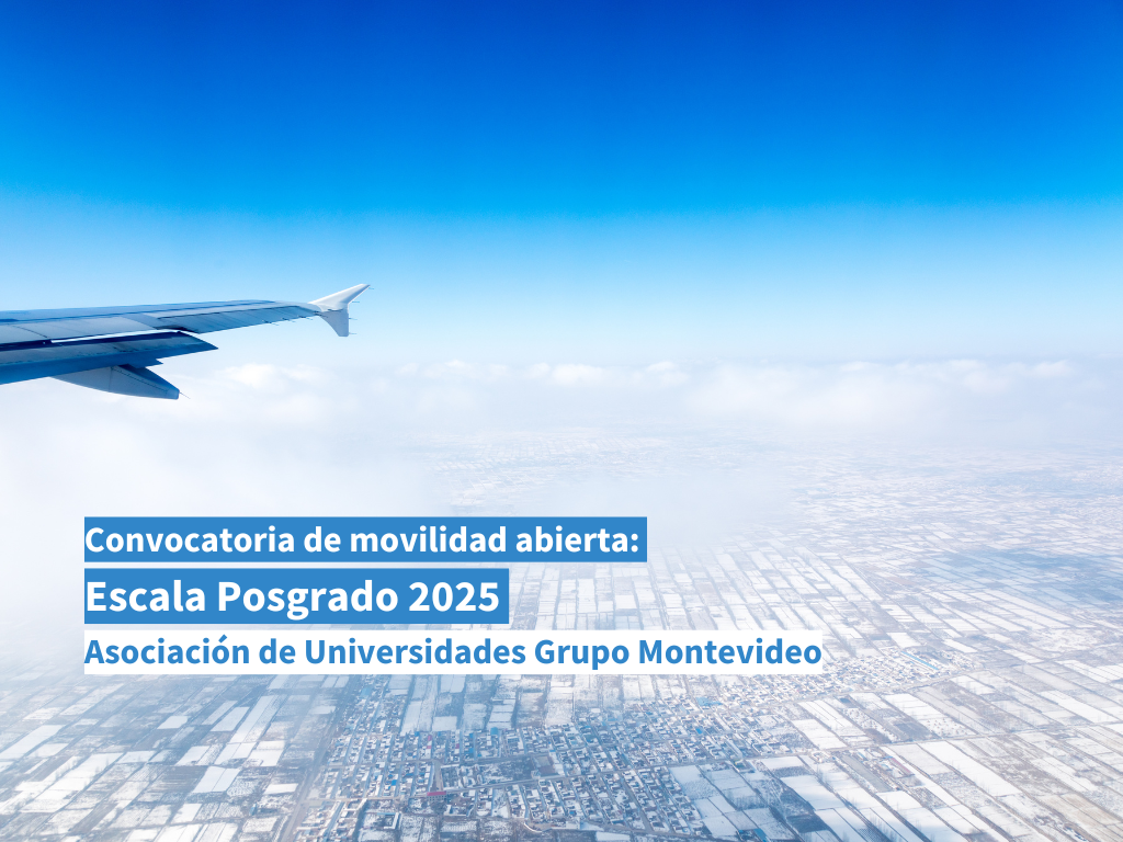 Fotografía en la que se puede ver parte del ala de un avión, nubes, cielo y una ciudad vista desde arriba. El texto sobreimpreso dice: Convocatoria de movilidad abierta, Escala Posgrado 2025, Asociación de Universidades grupo Montevideo