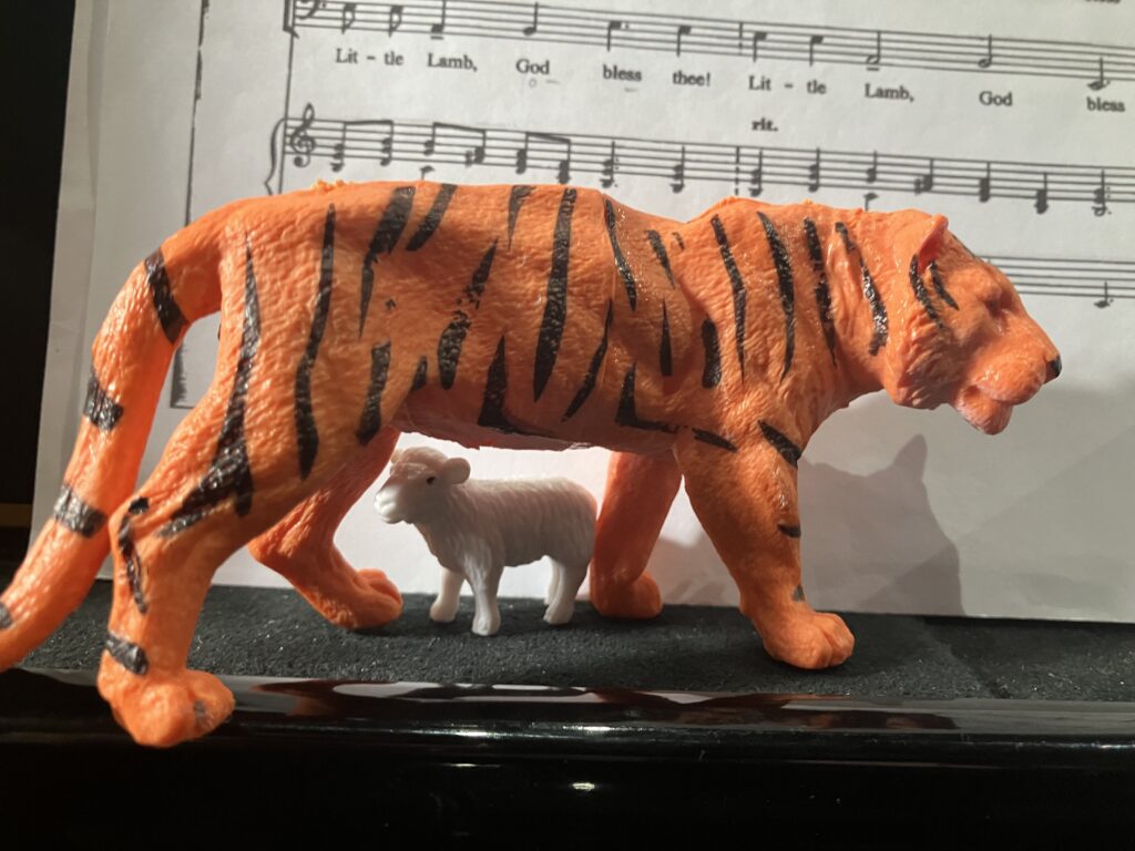 Detalle de muñecos tigre y cordero que sirven para escenificar la interpretación y detraás se ve la partitura