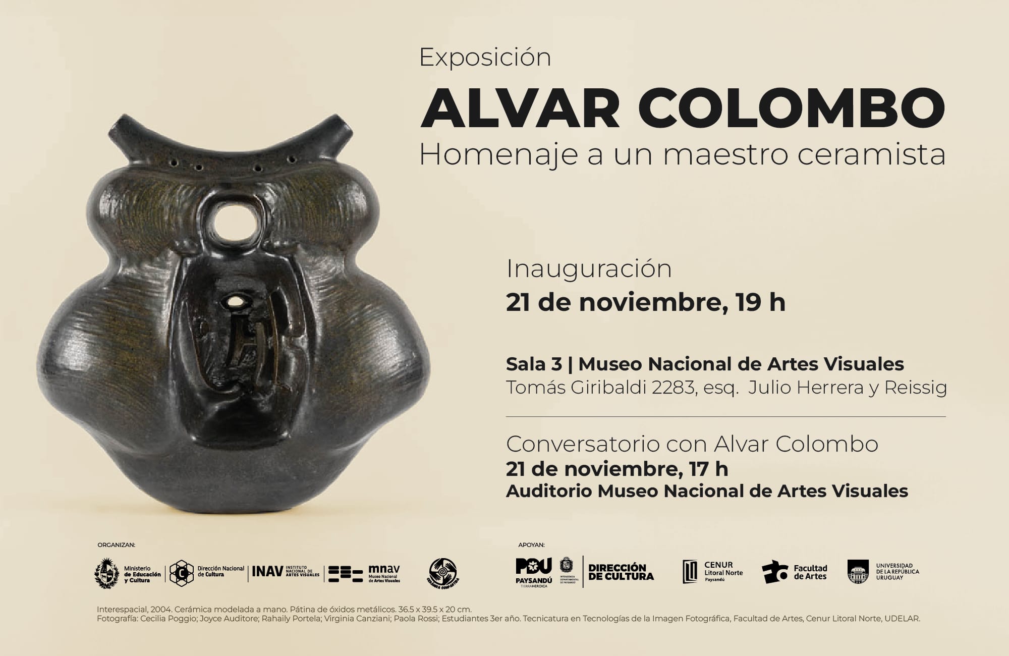 Imagen de difusión. Fondo liso en color beige que tiene sobre su zona izquierda la fotografía de una pieza de cerámica. El sobreimpreso dice: Exposición Alvar Colombo - Homenaje a un maestro ceramista. Inauguración 21 de noviembre, 19 h. Sala 3 Museo Nacional de Artes Visuales Tomás Giribaldi 2283, esq. Julio Herrera y Reissing. Conversatorio con Alvar Colombo 21 de noviembre, 17 h. Auditorio Museo Nacional de Artes Visuales. Al pié del gráfico se encuentran los logos de las instituciones que organizan y apoyan.