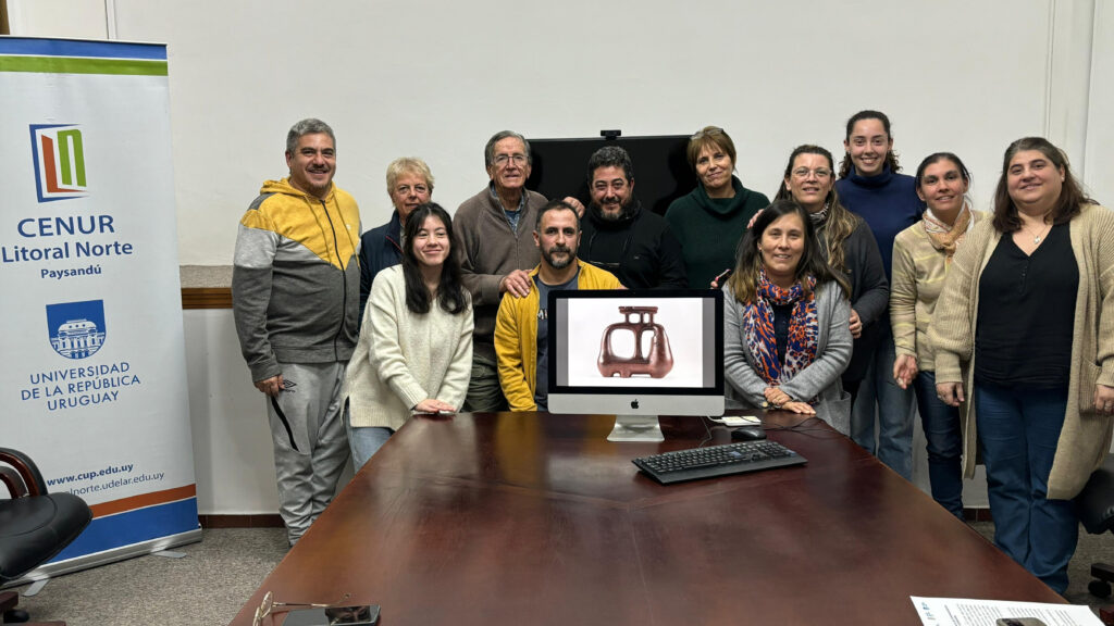 Entrega de las fotografías al ceramista, por parte de estudiantes y docentes