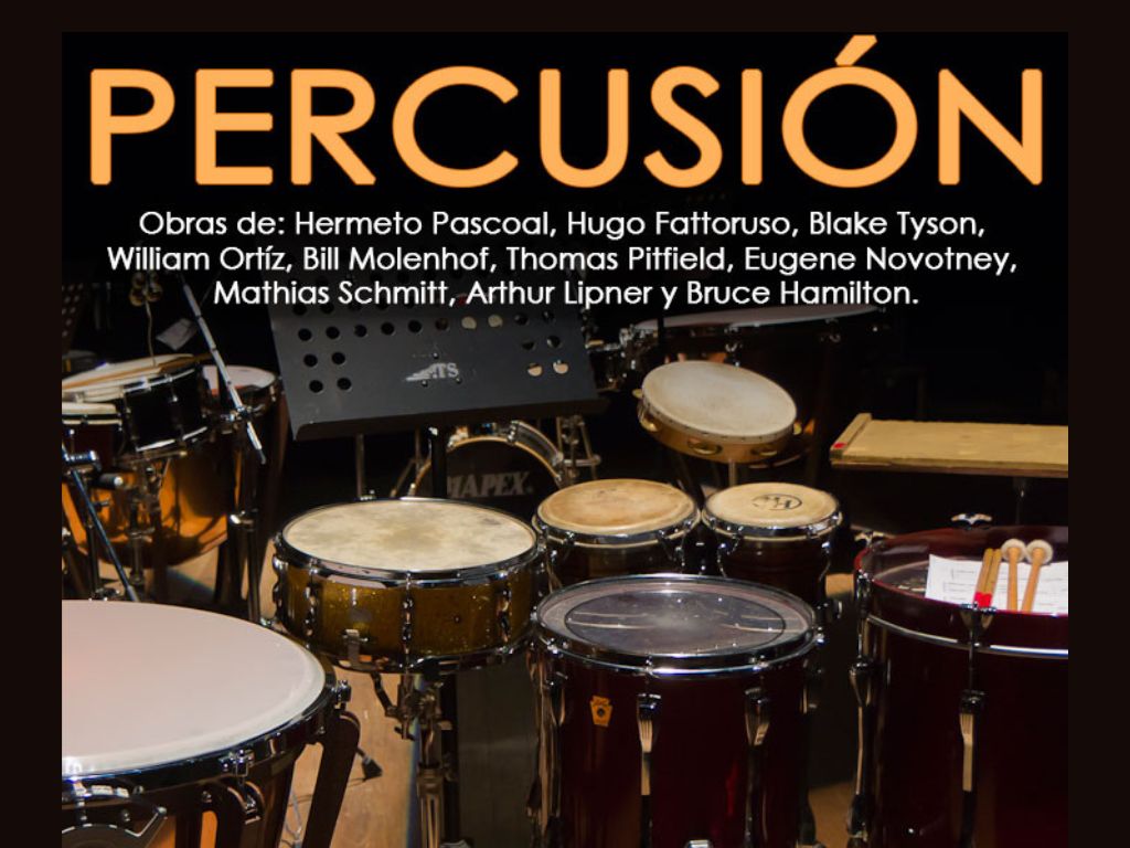 Gráfico de difusión. Fotografía en la que se ven múltiples instrumentos de percusión. El texto sobreimpreso dice: Percusión, obras de Hermeto Pascoal, Hugo Fattoruso, Blake Tyson, Wiliam Ortíz, Bill Molenhof, Thomas Pitfield, Eugene Novotney, Mathías Schmitt, Arthur Lipner y Bruce Hamilton.