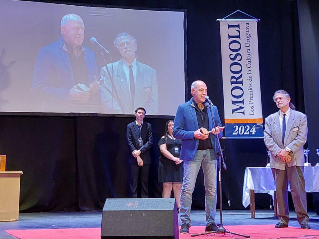 Rubén Olivera dando su discurso en agradecimiento, tras recibir el Morosoli de Plata. En la imagen se ve a quien hizo entrega del Premio: Conrado Guadalupe Rubial.