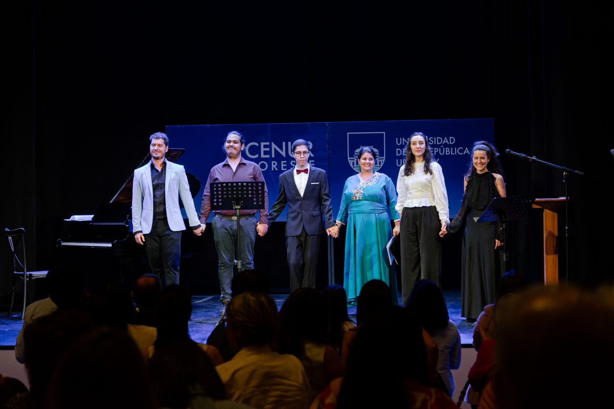 Estudiantes y docentes de la Cátedra de Canto participaron de la ceremonia de entrega de títulos universitarios 2024 del CENUR Noreste, en el Teatro Escayola de Tacuarembó